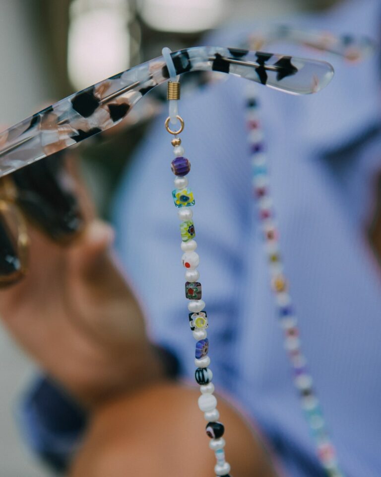 Chaine de lunettes en perles de verre et d'eau douce
