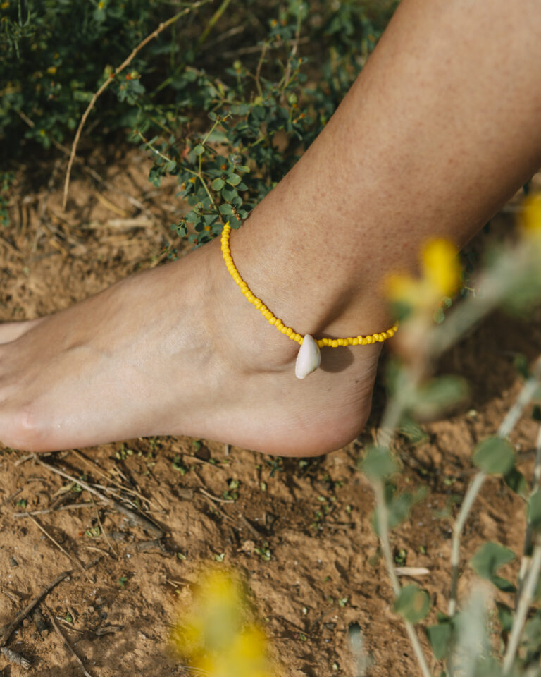 Bracelet de pied en perles jaune et coquillage