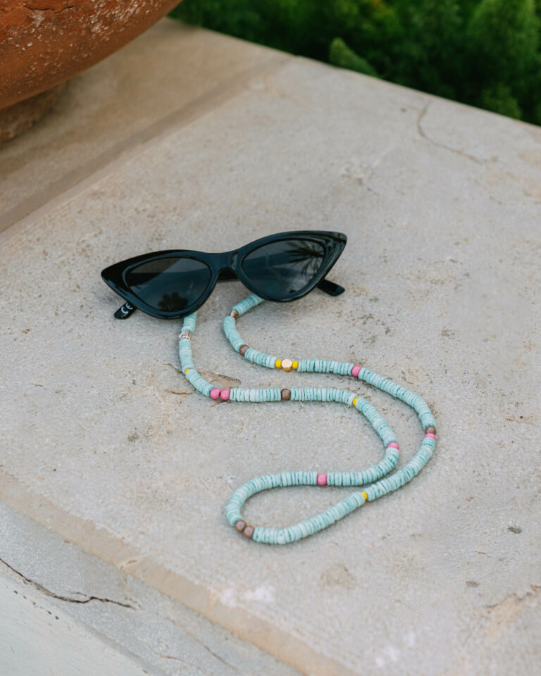 Chaine de lunettes en perles teintées
