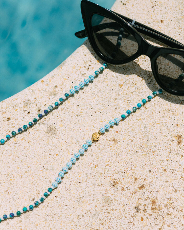 Chaine de lunettes perles blanches et bleues