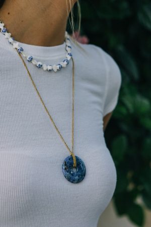 Collier en perles de nacre et céramique