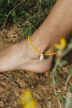 Bracelet de pied en perles jaune et coquillage
